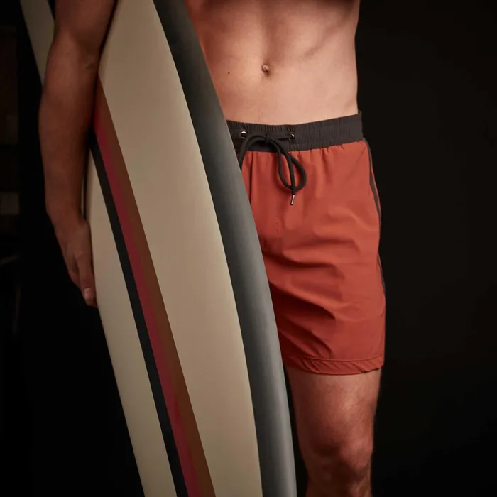 MEN James Perse Performance Swim YOSEMITE Double Stripe Swim Short Paprikacarbon