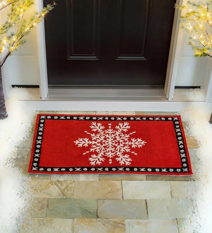 Outdoor Living Red Snowflake Hooked Accent Rug Plow and Hearth Doormats and Boot Trays